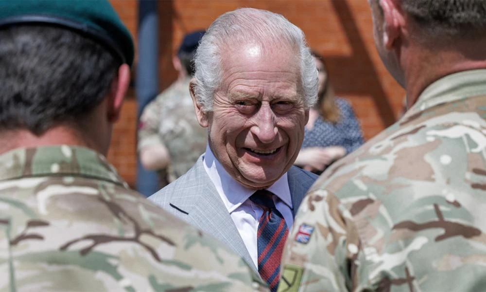 Βασιλιάς Κάρολος: Επισκέφτηκε στρατιωτική σχολή - «Χαίρομαι που μου επέτρεψαν να βγω από το κλουβί μου»